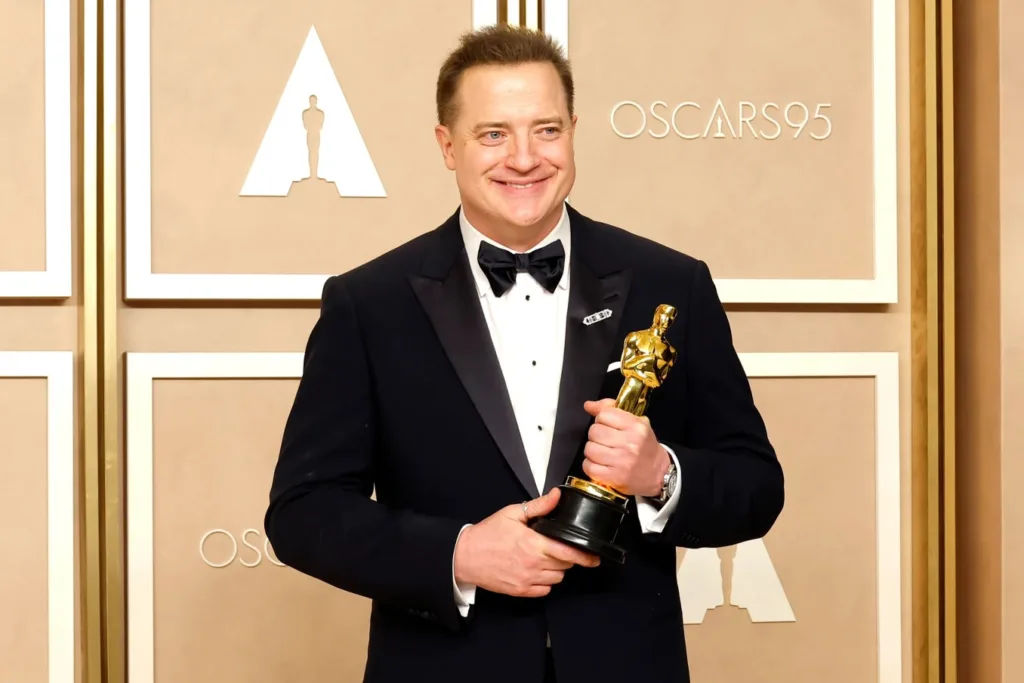 Image of Brendan Fraser with an Oscar award in Hands